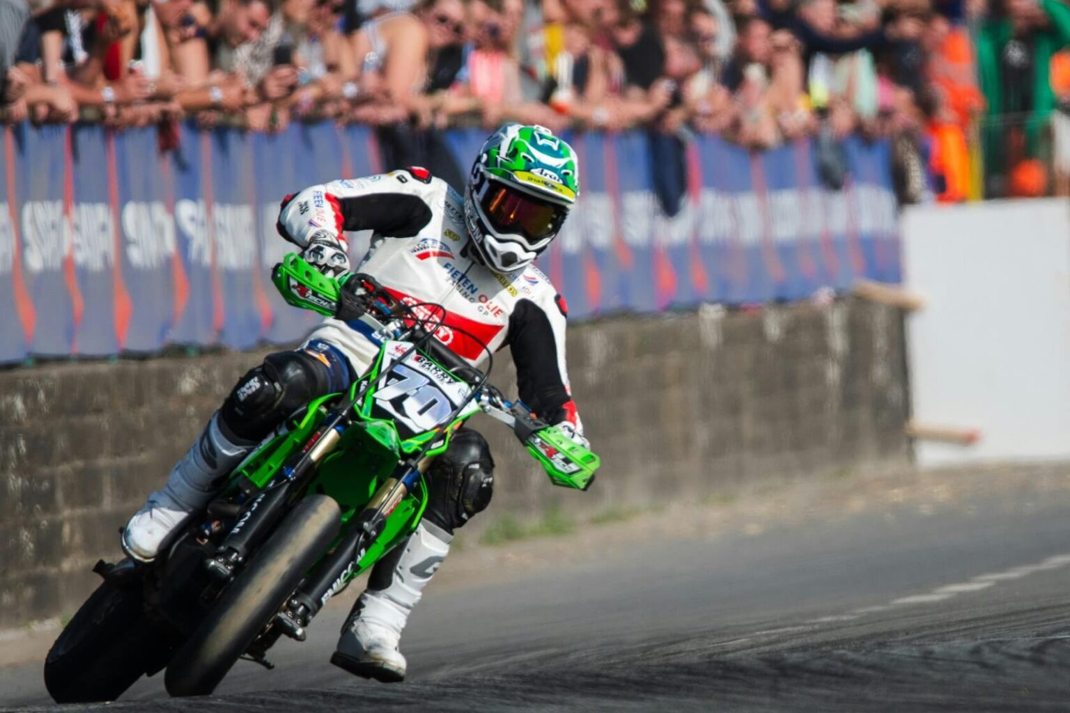 Mit der Supermoto auf die Rennstrecke – Tipps & Möglichkeiten Mit der Supermoto auf die Rennstrecke - Tipps & Möglichkeiten